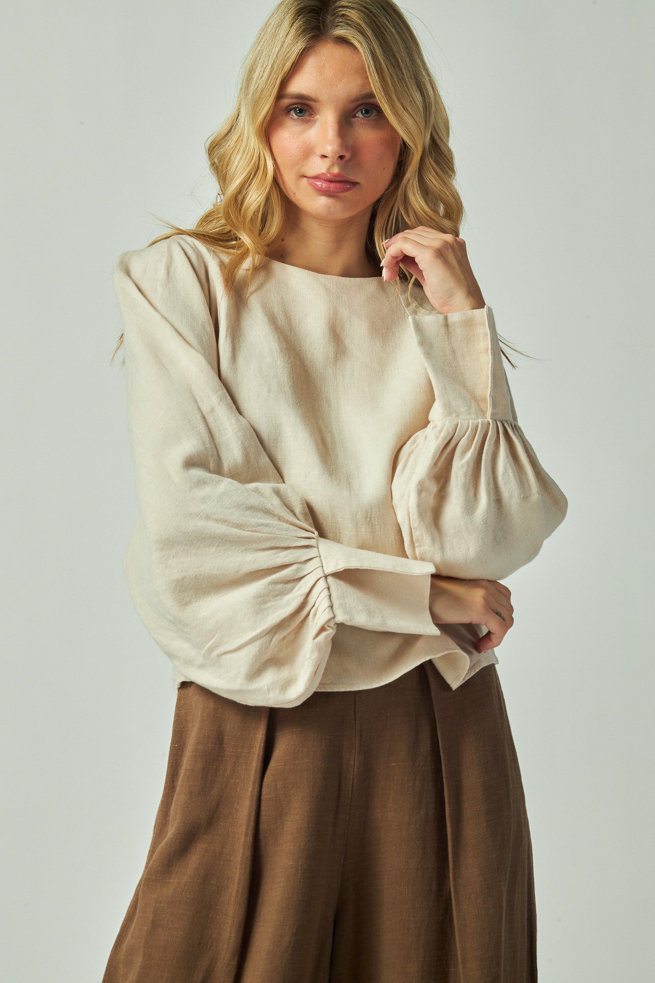 Boat neck line
Collarless
Dollman puff sleeves
Pleated cuffs
Loose fit blouse