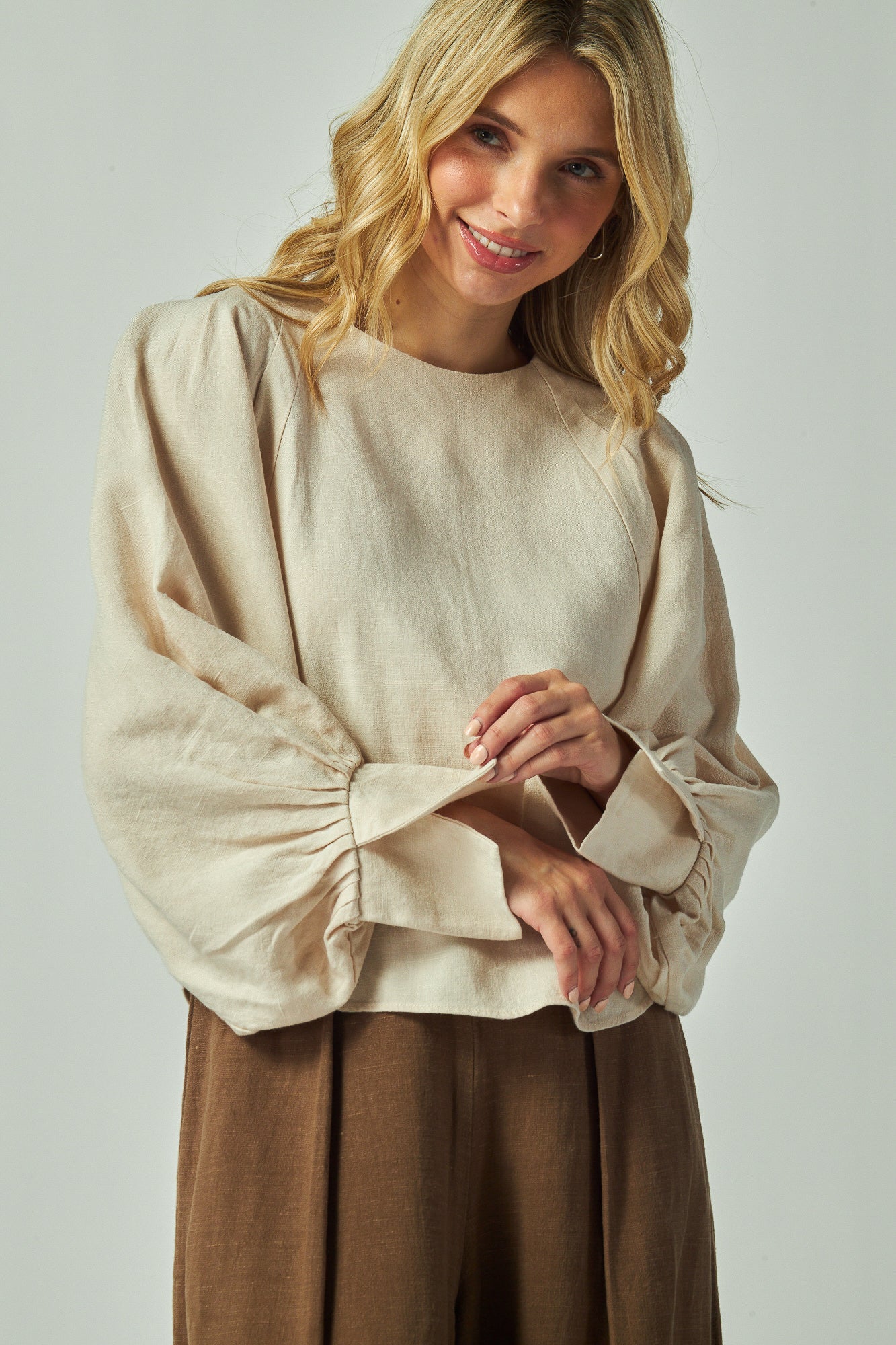 Boat neck line
Collarless
Dollman puff sleeves
Pleated cuffs
Loose fit blouse