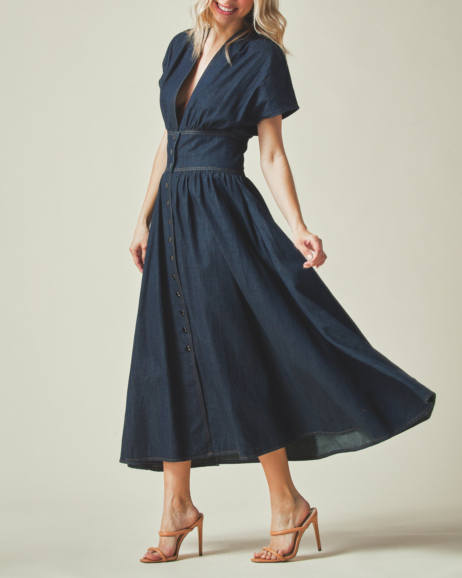 Long Denim Dress
Short Sleweves
Empire Waist
Full Button up
Fit and flare 