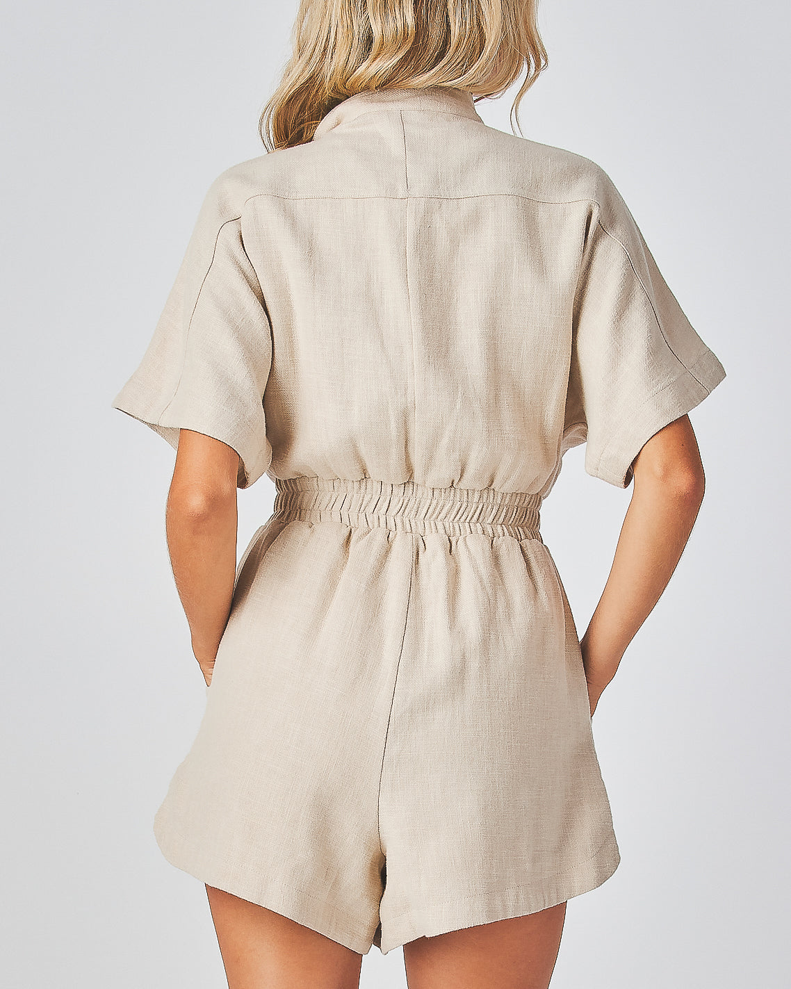 Slouchy Romper
Wide sleeves
High neck line collarless
Button up
High waist cinch belted
Elastic back waist
Loose fit romper
80% Ramie 20% Cotton