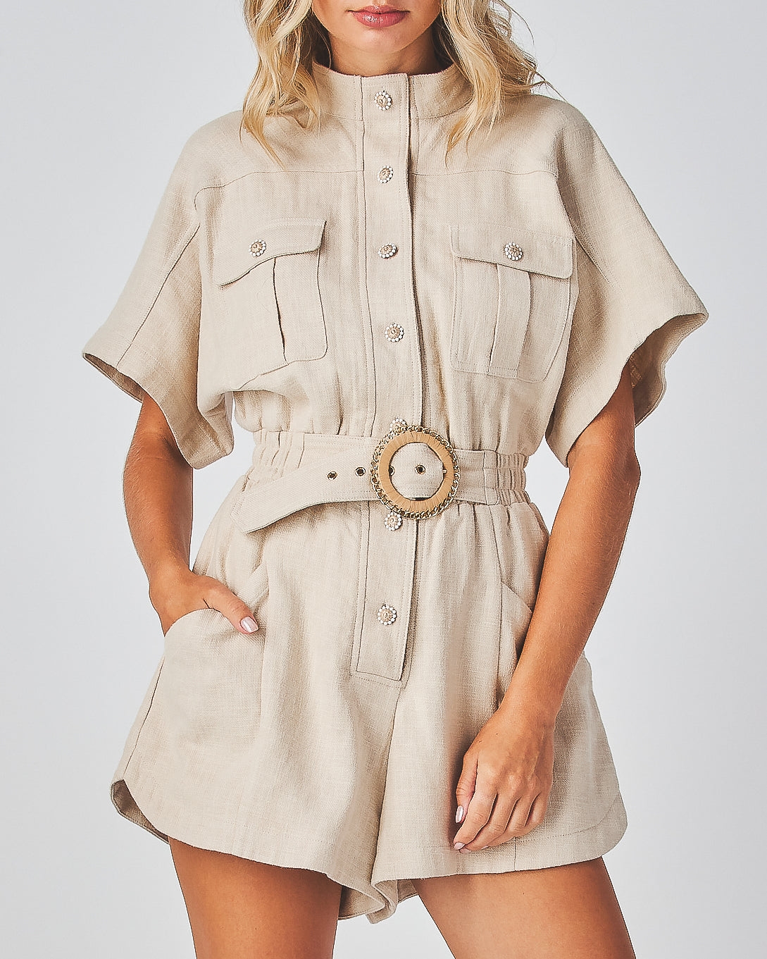 Wide sleeves
High neck line collarless
Button up
High waist cinch belted
Elastic back waist

Loose fit romper

80% Ramie 20% Cotton