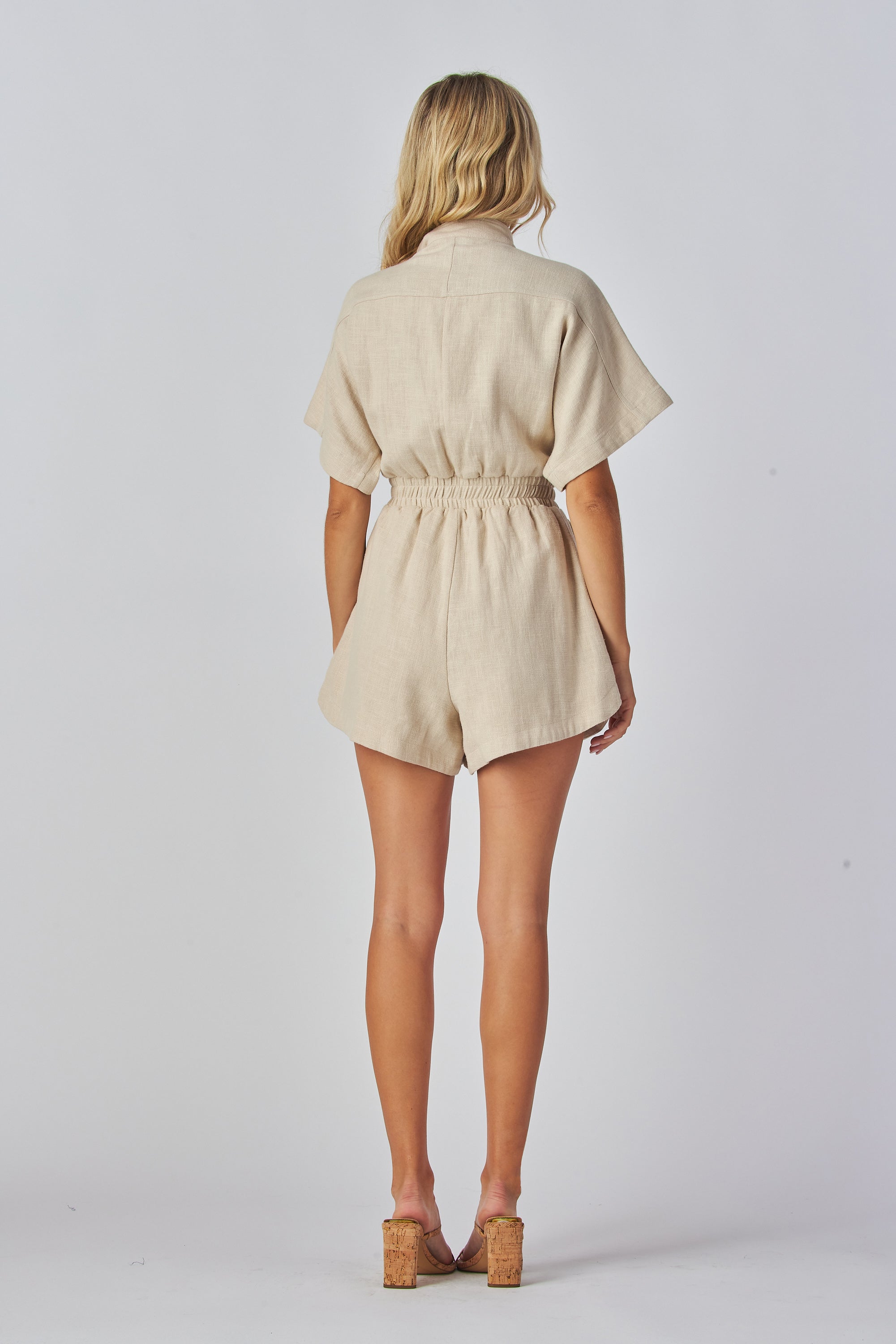 Slouchy Romper
Wide sleeves
High neck line collarless
Button up
High waist cinch belted
Elastic back waist
Loose fit romper
80% Ramie 20% Cotton