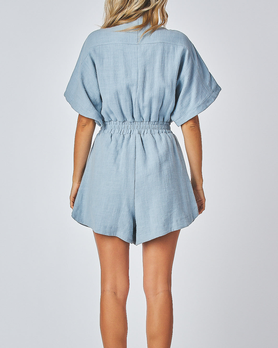 Slouchy Romper
Wide sleeves
High neck line collarless
Button up
High waist cinch belted
Elastic back waist
Loose fit romper
80% Ramie 20% Cotton
